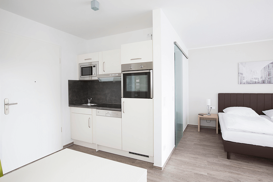 Küche mit Geräten und Spüle - voll ausgestattetes Apartment für Pendler, Urlaub, Geschäftsreisen - Adapt Apartments Berlin