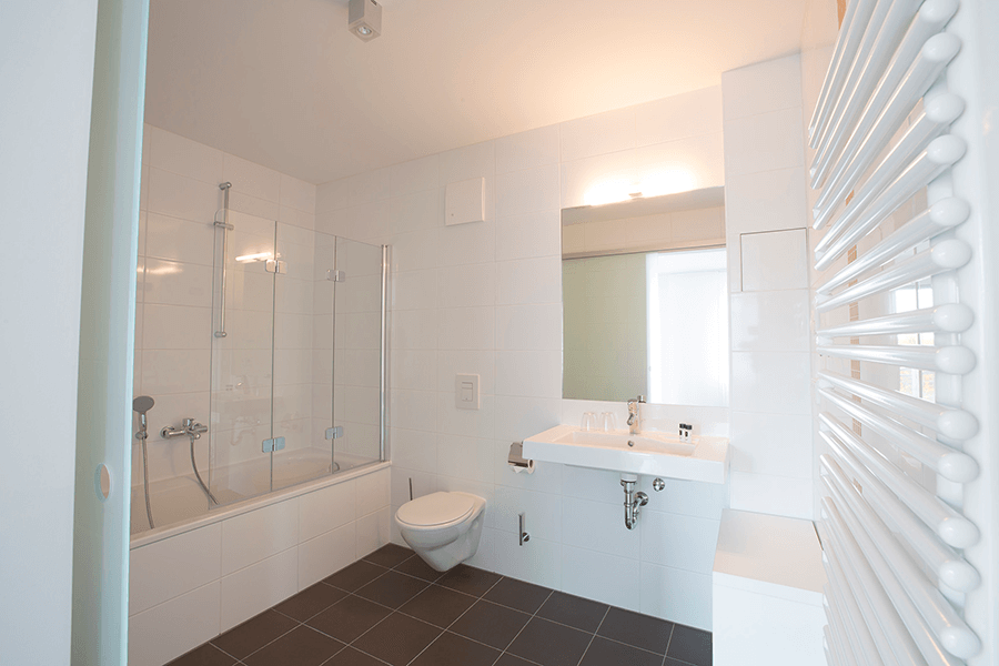 Ein eigens Bad inklusive im Adapt Apartment Hotel in Berlin